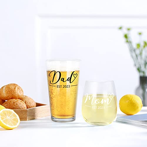 Modwnfy New Parents Gift, Mom & Dad Est 2023 Stemless Wine Glass and Beer Glass Set for New Parents Parents to Be Mom Dad, Ideal Gift for Christmas Mother's Day Father's Day Daily Use