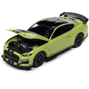2020 shelby gt500 carbon fiber track pack grabber lime green w/black stripes & black top ltd ed 1/64 diecast model car by auto world 64362-awsp100 a