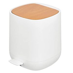 mdesign modern 1.3/5 liter gallon plastic step trash can wastebasket, small garbage container bin - for bathroom, powder room, bedroom, kitchen, craft room - removable liner bucket - white/bamboo
