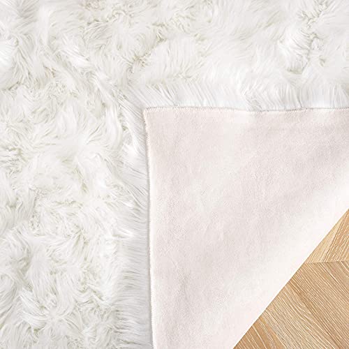 Ucomn Luxury Soft Faux Wool Area Rug 4 x 6 Feet, Plush Fluffy Indoor Carpet for Living Room, Bedroom, Kid's Girl's Boy's Room, Office Space, Apartment, Dorm, Sofa, White