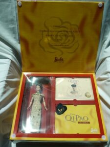 barbie hong kong 1998 anniversary edition golden qi-pao with commemorative gold coin, certificate of authenticity and qi-pao story (limited edition 1998) rare
