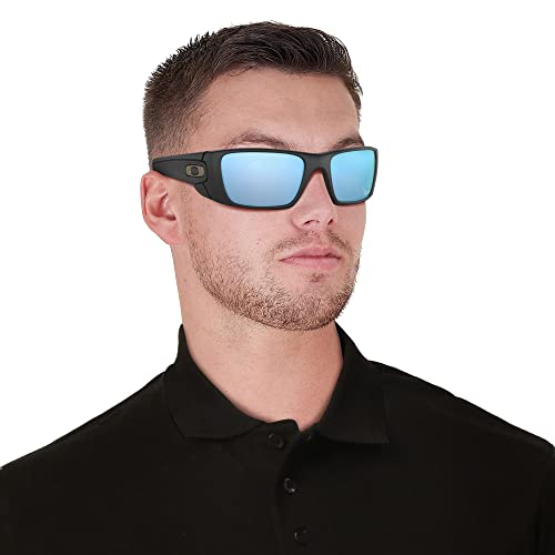 Oakley Men's OO9096 Fuel Cell Rectangular Sunglasses, Matte Black/Prizm Deep Water Polarized, 60 mm