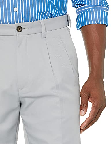 Amazon Essentials Men's Classic-Fit Expandable-Waist Pleated Dress Pant, Light Grey, 31W x 28L