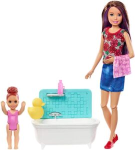 barbie skipper babysitters inc. playset with bathtub, babysitting skipper doll and small toddler doll with button to move arms and splash, plus themed accessories, gift for 3 to 7 year olds​​​​