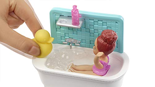 Barbie Skipper Babysitters Inc. Playset with Bathtub, Babysitting Skipper Doll and Small Toddler Doll with Button to Move Arms and Splash, Plus Themed Accessories, Gift for 3 to 7 Year Olds​​​​