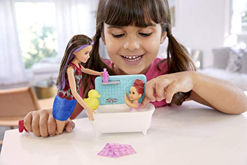 Barbie Skipper Babysitters Inc. Playset with Bathtub, Babysitting Skipper Doll and Small Toddler Doll with Button to Move Arms and Splash, Plus Themed Accessories, Gift for 3 to 7 Year Olds​​​​