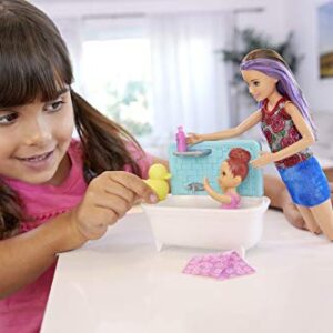 Barbie Skipper Babysitters Inc. Playset with Bathtub, Babysitting Skipper Doll and Small Toddler Doll with Button to Move Arms and Splash, Plus Themed Accessories, Gift for 3 to 7 Year Olds​​​​