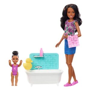 barbie skipper babysitters, inc. playset with bathtub, babysitting skipper doll and small toddler doll with button to move arms and splash, plus themed accessories, gift for 3 to 7 year olds