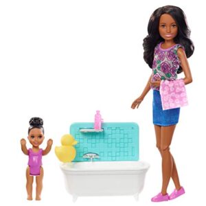 Barbie Skipper Babysitters, Inc. Playset with Bathtub, Babysitting Skipper Doll and Small Toddler Doll with Button to Move Arms and Splash, Plus Themed Accessories, Gift for 3 to 7 Year Olds