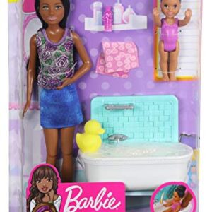 Barbie Skipper Babysitters, Inc. Playset with Bathtub, Babysitting Skipper Doll and Small Toddler Doll with Button to Move Arms and Splash, Plus Themed Accessories, Gift for 3 to 7 Year Olds