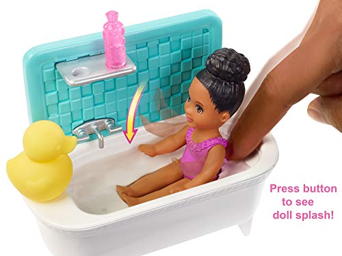 Barbie Skipper Babysitters, Inc. Playset with Bathtub, Babysitting Skipper Doll and Small Toddler Doll with Button to Move Arms and Splash, Plus Themed Accessories, Gift for 3 to 7 Year Olds