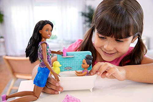 Barbie Skipper Babysitters, Inc. Playset with Bathtub, Babysitting Skipper Doll and Small Toddler Doll with Button to Move Arms and Splash, Plus Themed Accessories, Gift for 3 to 7 Year Olds
