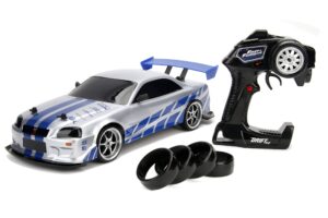jada toys fast & furious brian's nissan skyline gt-r (bn34) drift power slide rc radio remote control toy race car with extra tires, 1:10 scale, silver/blue (99701)