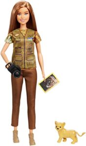 barbie photojournalist doll, brunette, inspired by national geographic for kids 3 years to 7 years old