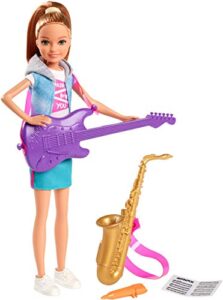 barbie gbk56 team stacie doll & accessories (music)