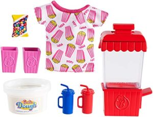 barbie cooking & baking accessory pack with popcorn-themed pieces, including t-shirt for doll, popcorn machine mold & container of molded dough, ages 4 years old & up, multi