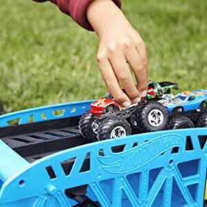 Hot Wheels - Monster Trucks Transport Truck, Includes 3 Cars, Multicolor (Mattel GGB64)