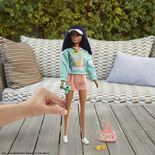 Barbie Storytelling Fashion Pack of Doll Clothes Inspired by Roxy: Sweatshirt with Roxy Graphic, Orange Shorts & 7 Beach-Themed Accessories Dolls Including Camera