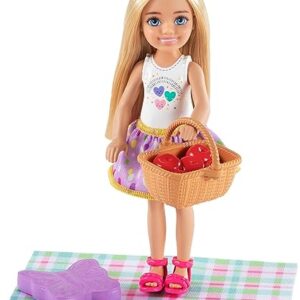 Barbie Chelsea Picnic Playset with Chelsea Doll (6-in Blonde), Pet Kitten, Picnic Table, Umbrella, Basket & Accessories, Gift for 3 to 7 Year Olds