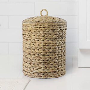 Round Water Hyacinth Wicker Waste Basket with Lid, Trash can Wastebasket, Garbage Container bin with Plastic Inlay - for Bathroom, Kitchen, Bedroom, Home Office Under Desk – Natural/Hand Woven