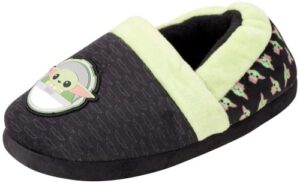 disney boys' star wars slippers - mandalorian baby yoda fuzzy slippers, non-skid sole (little/big boys), size 4-5, baby yoda