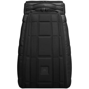 db journey the hugger backpack | black out | 25l | solid structure, fully opening main compartment, hook-up system