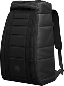 db journey the hugger backpack | black out | 30l | solid structure, fully opening main compartment, hook-up system
