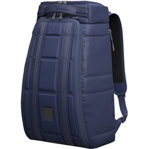 db journey the hugger backpack | blue hour | 25l | solid structure, fully opening main compartment, hook-up system