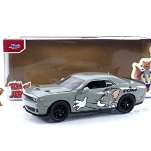 Jada Toys Tom and Jerry 1:24 2015 Dodge Challenger Hellcat Die-cast Car w/ 2.75" Jerry Figure, Toys for Kids and Adults