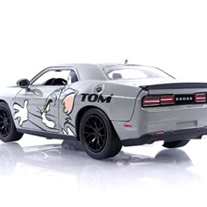 Jada Toys Tom and Jerry 1:24 2015 Dodge Challenger Hellcat Die-cast Car w/ 2.75" Jerry Figure, Toys for Kids and Adults