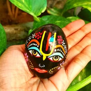 Decorated Stone Krishna Laddu Gopal Ji Painted Black Stone Shaligram Shaligram Shila Religious Gifts Ritual Object for Home Temple and Gifting Decorative Showpiece