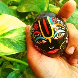 Decorated Stone Krishna Laddu Gopal Ji Painted Black Stone Shaligram Shaligram Shila Religious Gifts Ritual Object for Home Temple and Gifting Decorative Showpiece