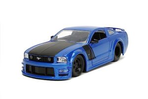 jada toys big time muscle 1:24 2006 ford mustang gt die-cast car (candy blue)