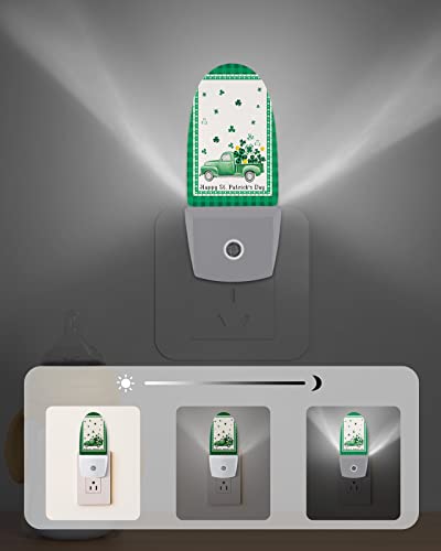RisQiten St. Patrick's Day Night Light, LED Plug in Night Light, Green Checkered Board Truck Clover Gold Night Lights with Dusk to Dawn Sensor Decorative Kids/Adults Nightlight for Bedroom Bathroom