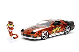 jada toys cheetos 1:24 1985 chevy camaro z28 die-cast car & 2.75" chester cheetah figure, orange
