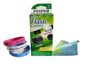fujifilm quicksnap flash 400 disposable 35mm camera (1 pack) plus a bonus eco-friendly silicone wrist band and a microfiber cleaning cloth