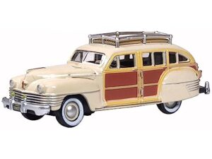 1942 chrysler town & country woody wagon catalina tan with wood panels and roof rack 1/87 (ho) scale diecast model car by oxford diecast 87cb42003