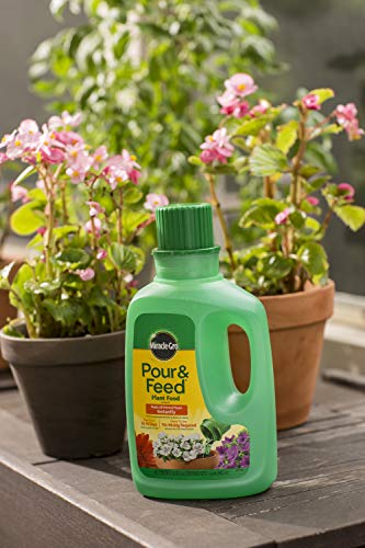 Miracle-Gro Pour & Feed Plant Food, Fertilizer Instantly Feeds Live Plants, For Outdoor & Indoor Plants in Containers, 32 oz.