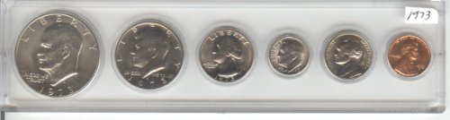 1973 BIRTH YEAR COIN SET- 6 COINS- EISENHOWER DOLLAR, KENNEDY HALF DOLLAR, QUARTER, DIME, NICKEL, AND CENT- ALL DATED 1973 AND DISPLAYED IN A HARD PLASTIC CASE- COINS ARE UNCIRCULATED