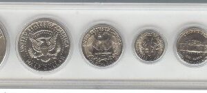 1973 BIRTH YEAR COIN SET- 6 COINS- EISENHOWER DOLLAR, KENNEDY HALF DOLLAR, QUARTER, DIME, NICKEL, AND CENT- ALL DATED 1973 AND DISPLAYED IN A HARD PLASTIC CASE- COINS ARE UNCIRCULATED