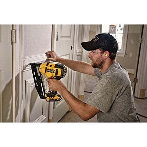 DEWALT 20V MAX* XR Finish Nailer, Angled, 16GA (DCN660D1)