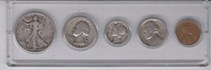 1939 birth year coin set (5) coins - half dollar, quarter, dime, nickel, and cent - all dated 1939 and encased in a plastic display case -vintage- great gift for any occassion very good