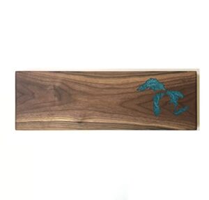great lakes black walnut charcuterie board 20 x 6.5 x 1 with built in handles and rubber feet