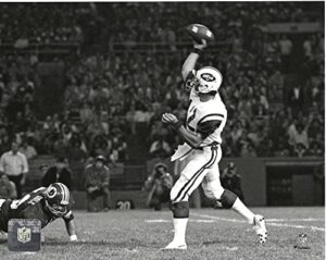 new york jets hall of fame quarterback joe namath throwing a pass 8x10 photo picture