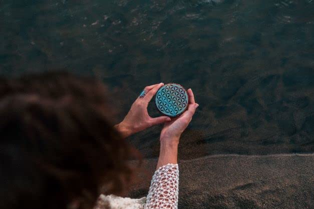 Orgonite Crystal Water Charging Plate –Chakra Balancing Coaster and Positive Energy Generator Flower of Life and with 7 Healing Crystals for E Energy Protection(4 Inch Diameter)