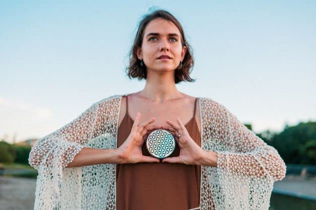 Orgonite Crystal Water Charging Plate –Chakra Balancing Coaster and Positive Energy Generator Flower of Life and with 7 Healing Crystals for E Energy Protection(4 Inch Diameter)