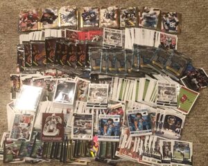 200 card nfl starter gift pack includes many stars, rookies, hall of famers, tom brady, drew brees, aaron rodgers peyton manning also includes unopen vintage pack autograph card and jersey card