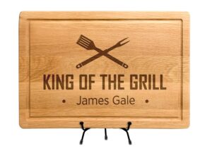king of the grill, cutting board, personalized cutting boards for men and dad, fathers day, dad's birthday, christmas gift, custom cooking gift, bbq gifts, kitchen gift, with apron and display stand