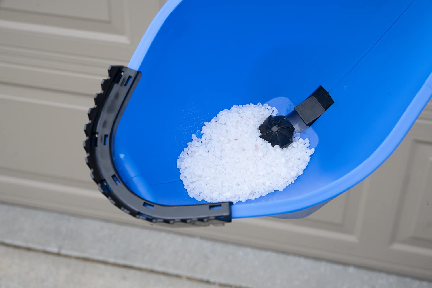 EarthWay Polar Tech 94014 4 LB Ice Melt Hand Spreader with Built-in Ergonomic Trigger for Comfort and Adjustable Reel Control and Sealed Gearbox and High-Speed Crank