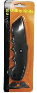 plastic utility knife with blade